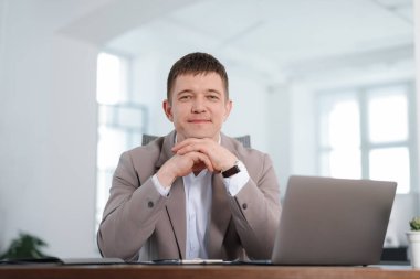 Ofisteki yakışıklı adamın portresi.