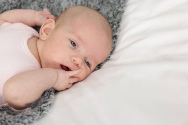 Evdeki yatakta tatlı küçük bebek, mesaj için yer var.