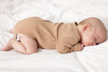 Evdeki yatakta uyuyan tatlı bir bebek.