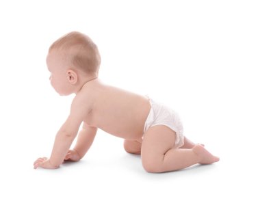 Beyaz arka plan üzerinde sürünerek şirin bebek