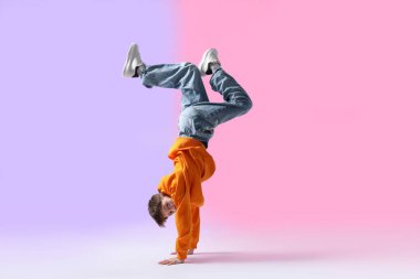 Renkli arka planda dans eden şık elbiseli çocuk.