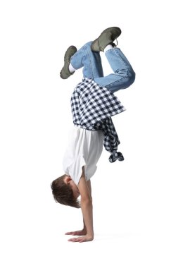 Beyaz arka planda dans eden şık elbiseli bir çocuk.