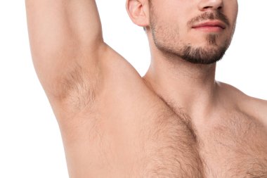 Genç adam beyaz arka planda kıllı koltuk altlarını gösteriyor, yakın plan. Epilasyon işlemi