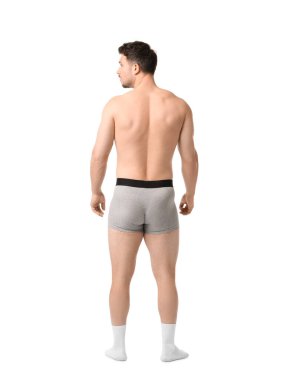 Beyaz arka planda açık gri iç çamaşırlı genç adam.