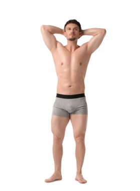 Beyaz arka planda açık gri iç çamaşırlı genç adam.