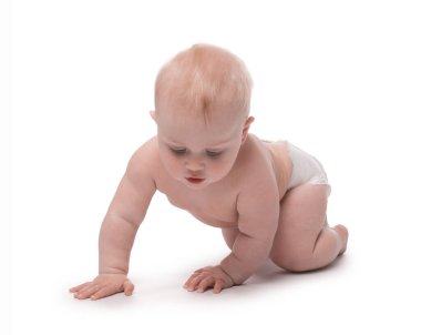 Beyaz arka plan üzerinde sürünerek şirin bebek