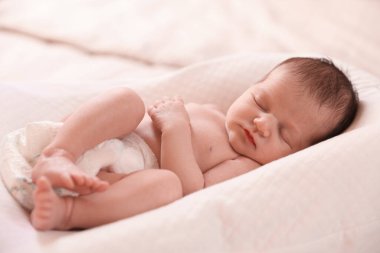 Yatma vakti. İçerde uyuyan sevimli küçük bebek.