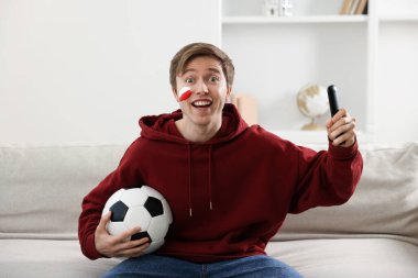 Uzaktan kumandalı duygusal spor fanatiği ve kapalı alanda maç izleyen futbol topu