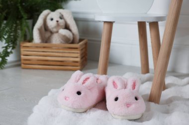 Evde tavşancık şeklinde şirin çocuk terlikleri var.