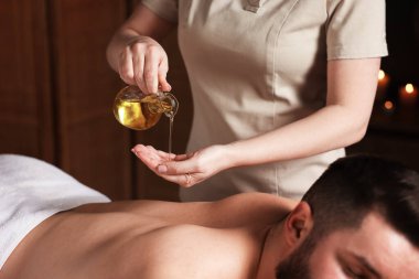 Adam spa salonunda masaj yaptırıyor.