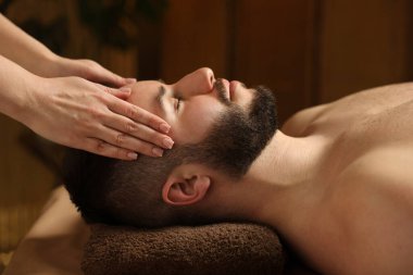 Adam spa salonunda masaj yaptırıyor.