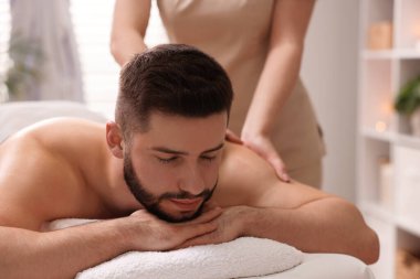 Adam spa salonunda masaj yaptırıyor.