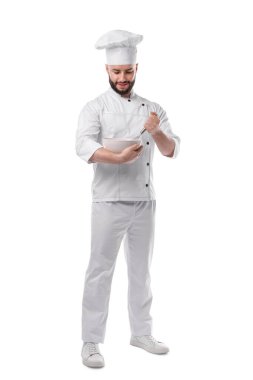 Üniformalı mutlu pastacı elinde çırpı ve kase ile beyaz arka planda