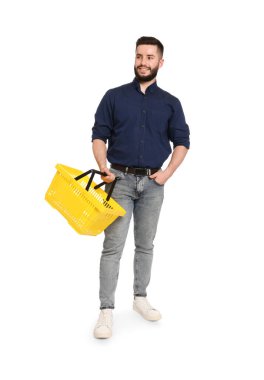 Beyaz arka planda boş alışveriş sepeti olan adam.