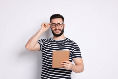 Yakışıklı adam beyaz zemin üzerine tablet kullanma