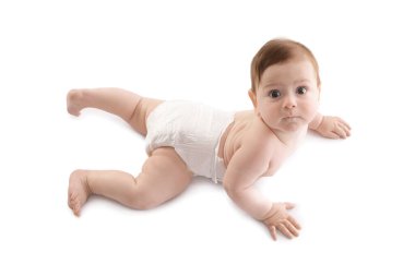 Beyaz arka plan üzerinde sürünerek şirin bebek