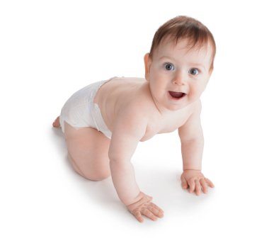 Beyaz arka plan üzerinde sürünerek şirin bebek