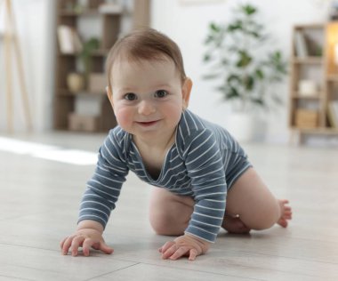 Evde yerde sürünerek şirin bebek