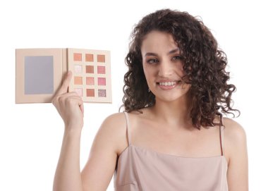 Beyaz arka planda göz falı olan gülümseyen kadın.