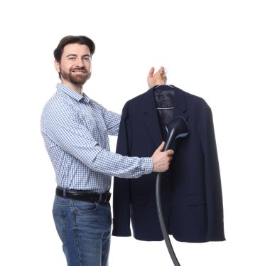 Beyaz arka planda duran buharlı adam ceketi.