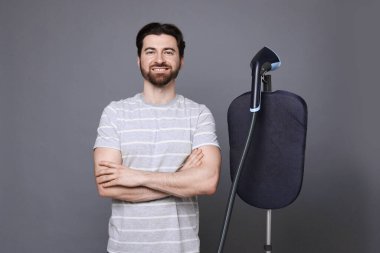 Gri arka planda vapuru olan bir adam.