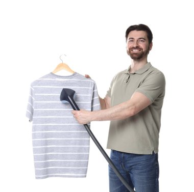 Beyaz arka planda buharlı buharlı adam tişörtü.