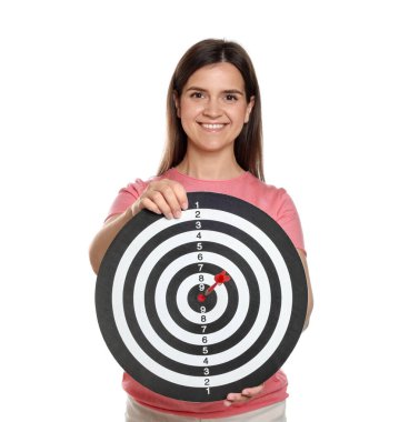 Hedef alınıyor. Beyaz arka planda ok ve dart tahtası olan gülümseyen kadın.