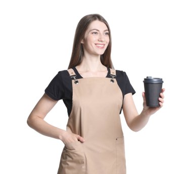 Beyaz arka planda bir bardak sıcak içecekle gülümseyen barista.