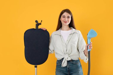 Sarı arka planda vapuru olan kadın.