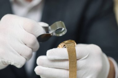 Lüks kol saati değerlendirmesi yapan eksper kapalı alanda, yakın çekim görüntüsü