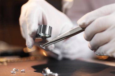 Loupe Değerlendirme Değerlendirme Uzmanı kapalı masa, yakın çekim