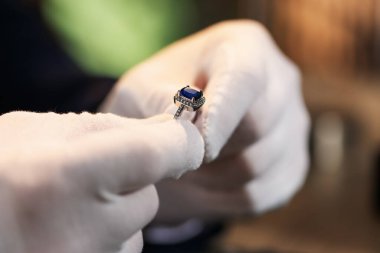 Kapalı alanda lüks bir yüzükle çalışan bir eksper.