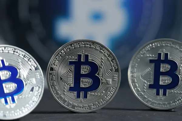 Kripto para birimi. Gri masada gümüş paralar, yakın plan.