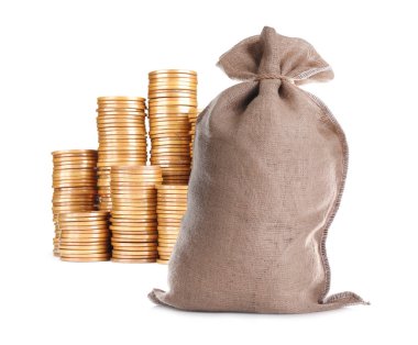 Zenginlik. Yığınla bozuk para ve çuval beyazı izole edilmiş.