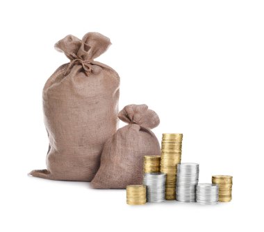 Zenginlik. Yığınla bozuk para ve çuval beyazı izole edilmiş.