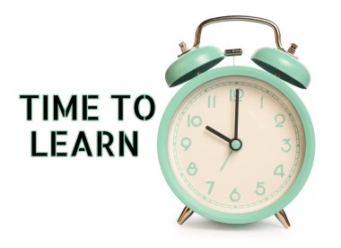 Alarm saati ve sözcükleri beyaz arkaplanda öğrenme zamanı