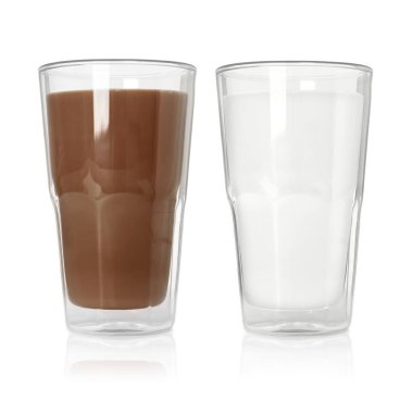 Beyaz bardakta çikolatalı içecek ve süt.