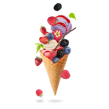 Lezzetli dondurma topları, gofret külahı ve beyaz arka planda havada meyveler.