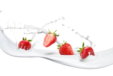 Taze sulu çilekler ve beyaz arka planda krema damlaları