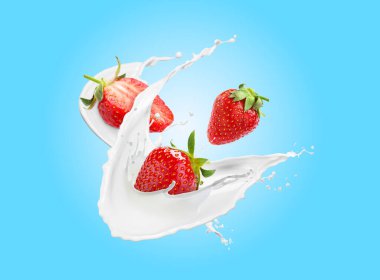 Taze sulu çilekler ve açık mavi arkaplanda krema damlaları.