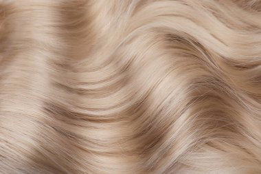 Arka plan olarak güzel, parlak sarı saçlar, üst manzara.