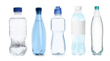 Beyaz arka planda su bulunan plastik şişeler, hazır.