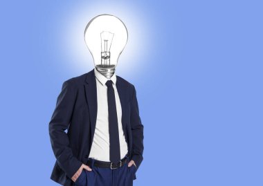 Açık mavi arka planda kafası yerine parlak ampullü bir adam. Metin için boşluk