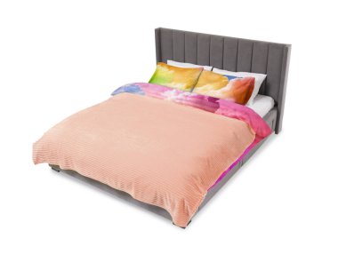 Beyaz arka planda güzel çarşaflarla yapılmış bir yatak.