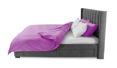 Beyaz arka planda güzel çarşaflarla yapılmış bir yatak.