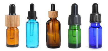 Farklı şişelerdeki tentürler beyaza izole edilmiş.