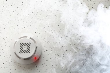Tavandaki yangın alarmı detektörü duman ve alt görünüm tarafından tetiklendi