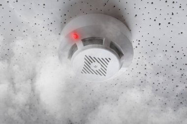 Tavandaki yangın alarmı detektörü dumanla tetiklendi