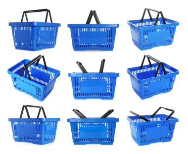 Beyaz arka planda mavi alışveriş sepeti, kolaj. Farklı taraflardan görünüm