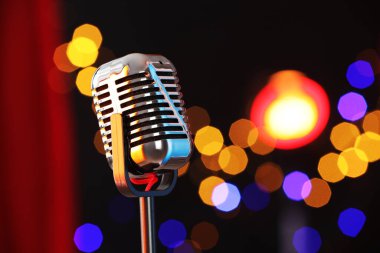 Karanlık arka plana karşı bir klasik mikrofon, mesaj için boşluk. Bokeh etkisi